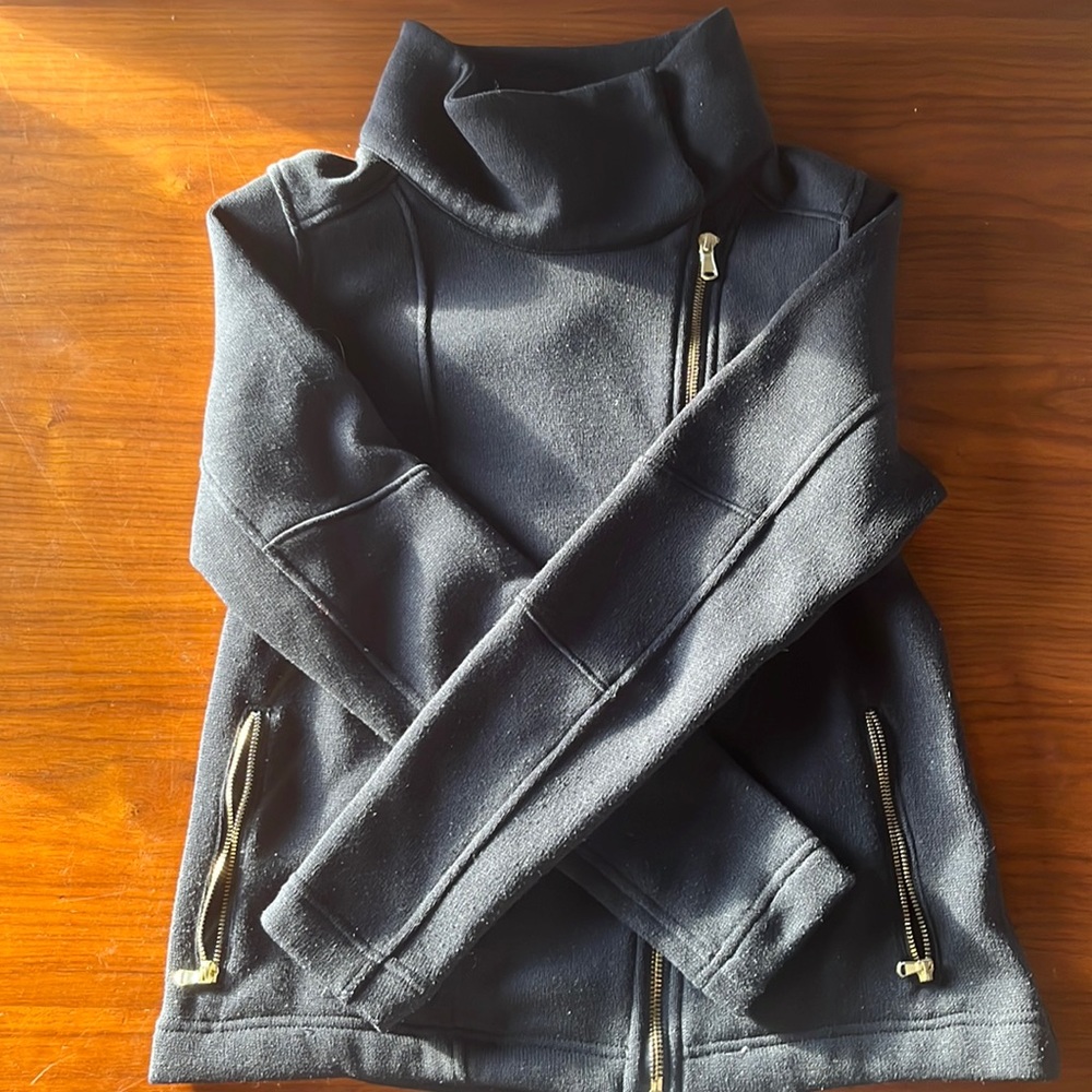 Black Old Navy fleece jacket